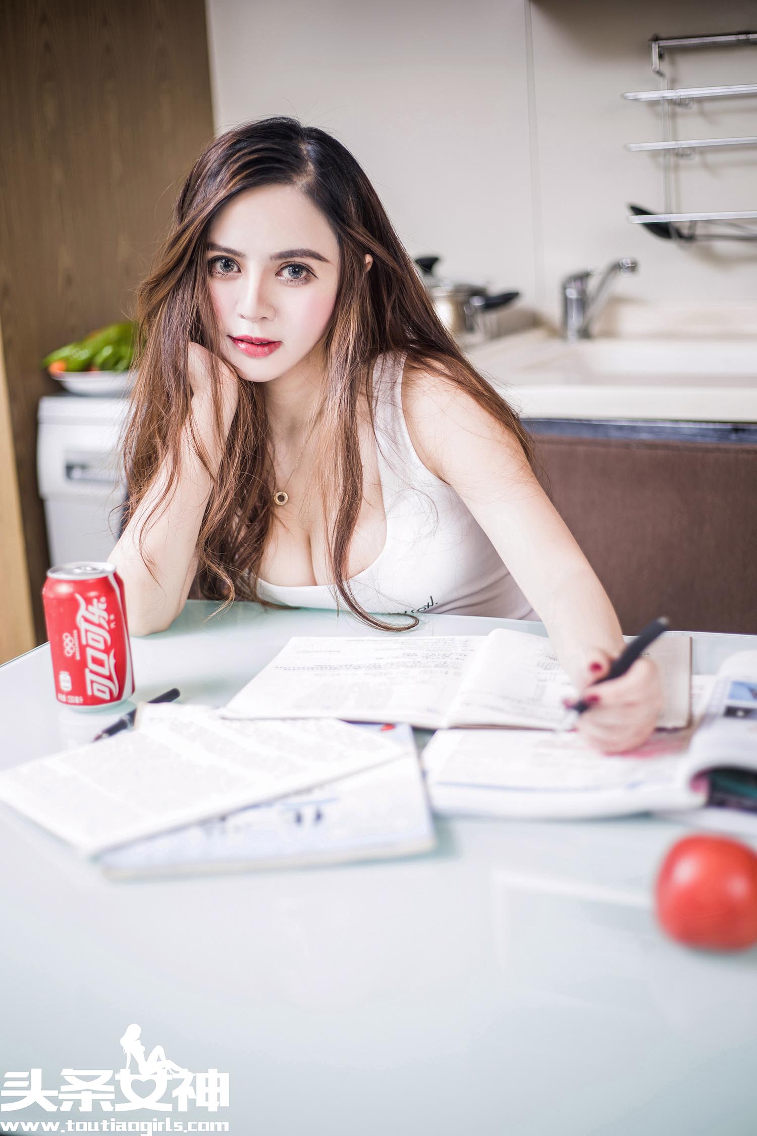 [TouTiao头条女神]2016.08.24 混血萝莉 崔爱熙爱学习 崔爱熙 预览图 - 2