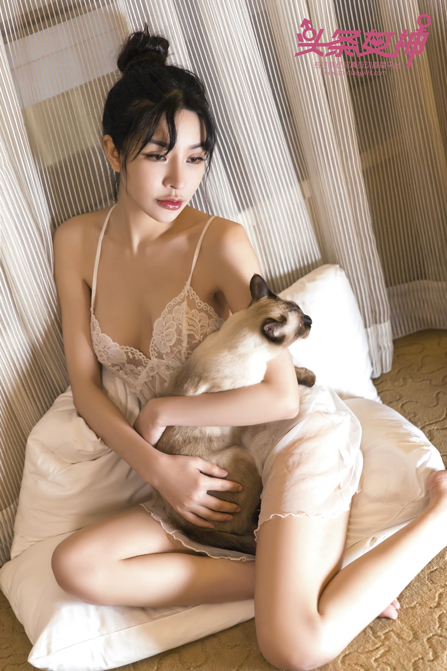 [TouTiao头条女神]2017.10.11 Baby 少女与猫 预览图 - 2