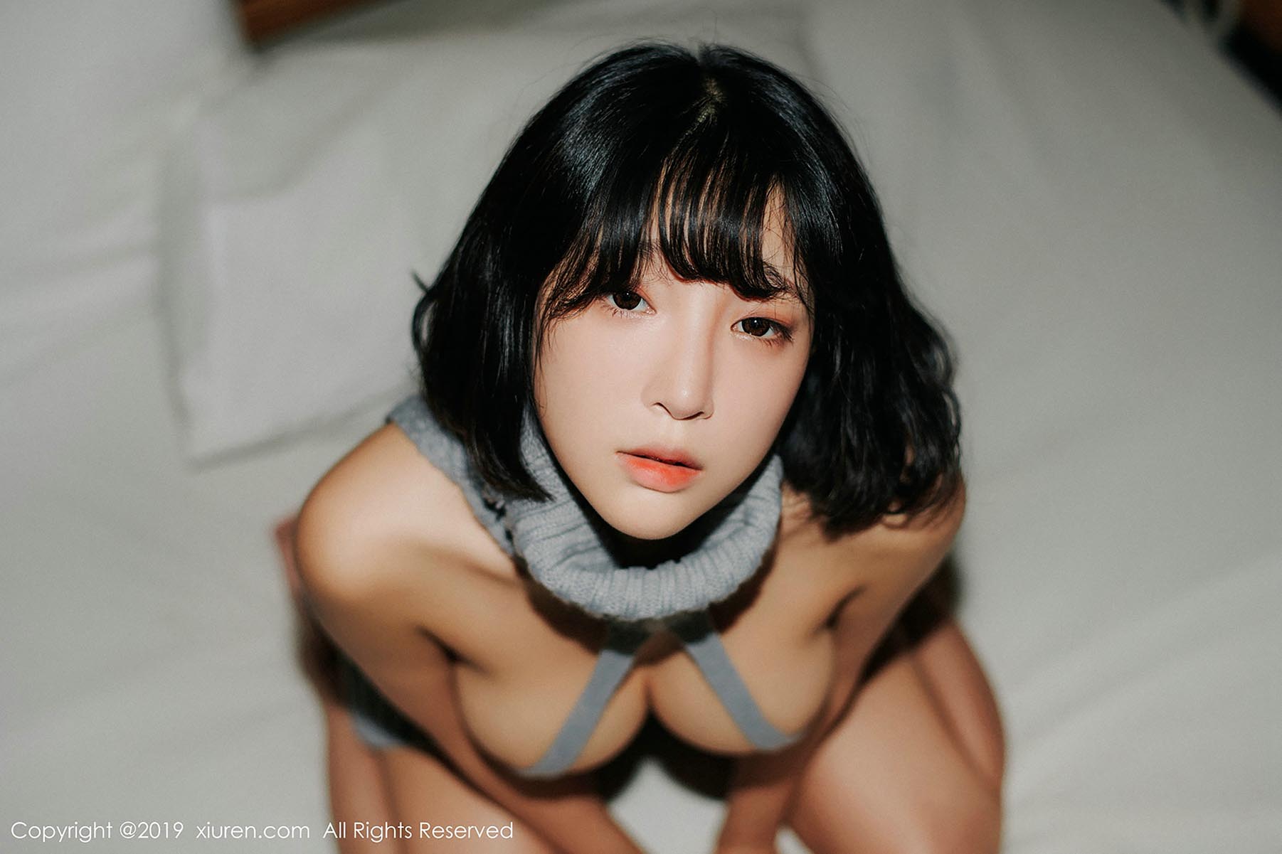 [Xiuren秀人网]XR20190108N01304 2019.01.08 NO.1304 比基尼+开背毛衣 模特_卿卿 预览图 - 2