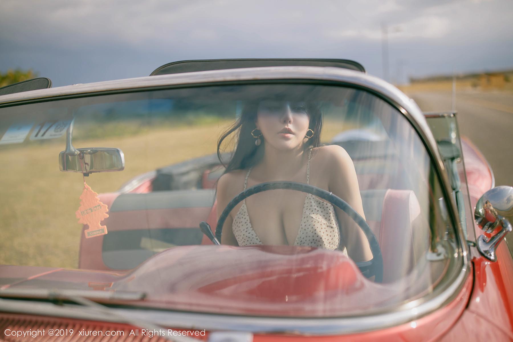 [Xiuren秀人网]XR20190521N01463 2019.05.21 NO.1463 复古车外拍下的无可比拟美臀 Manuela玛鲁娜 预览图 - 3