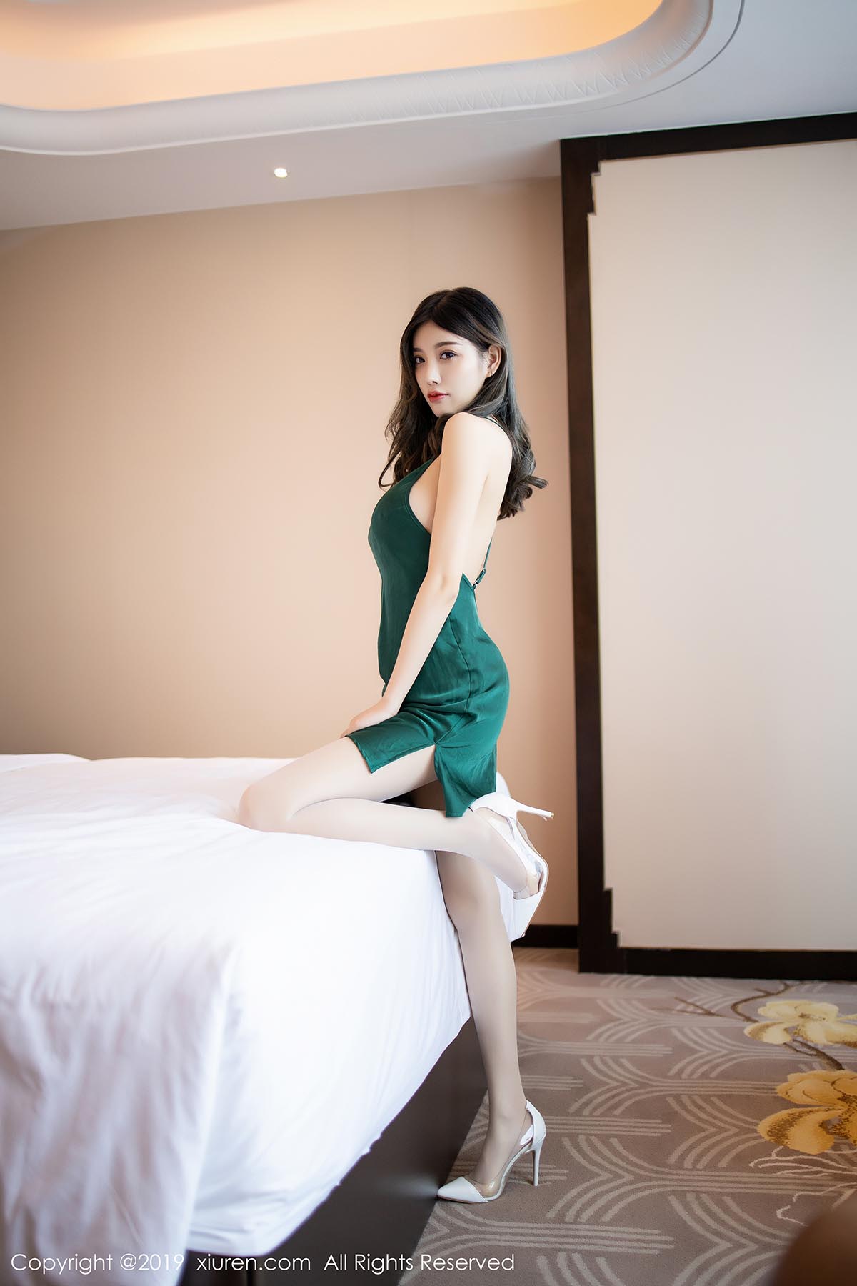 [Xiuren秀人网]XR20190723N01567 2019.07.23 NO.1567 绿色吊裙与丝袜的相搭配 杨晨晨sugar 预览图 - 2