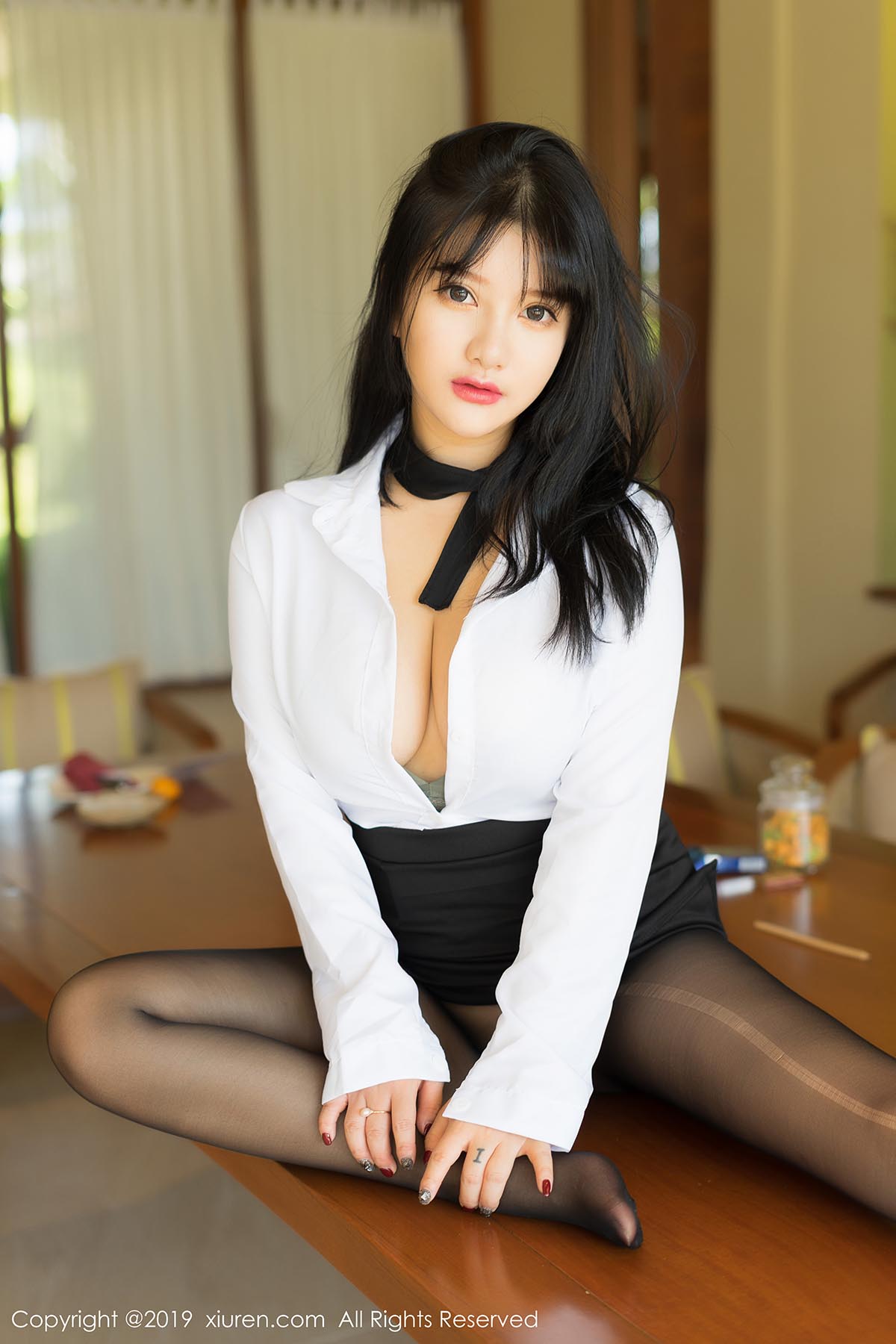 [Xiuren秀人网]XR20190828N01653 2019.08.28 NO.1653 黑丝袜的性感秘书 小尤奈 预览图 - 2