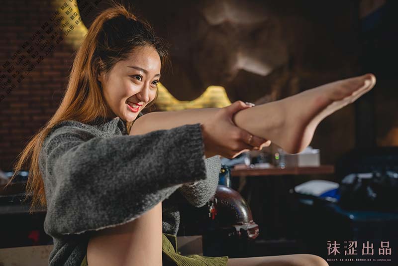 袜涩写真 VOL.055 刘哈哈 玩 预览图 - 2