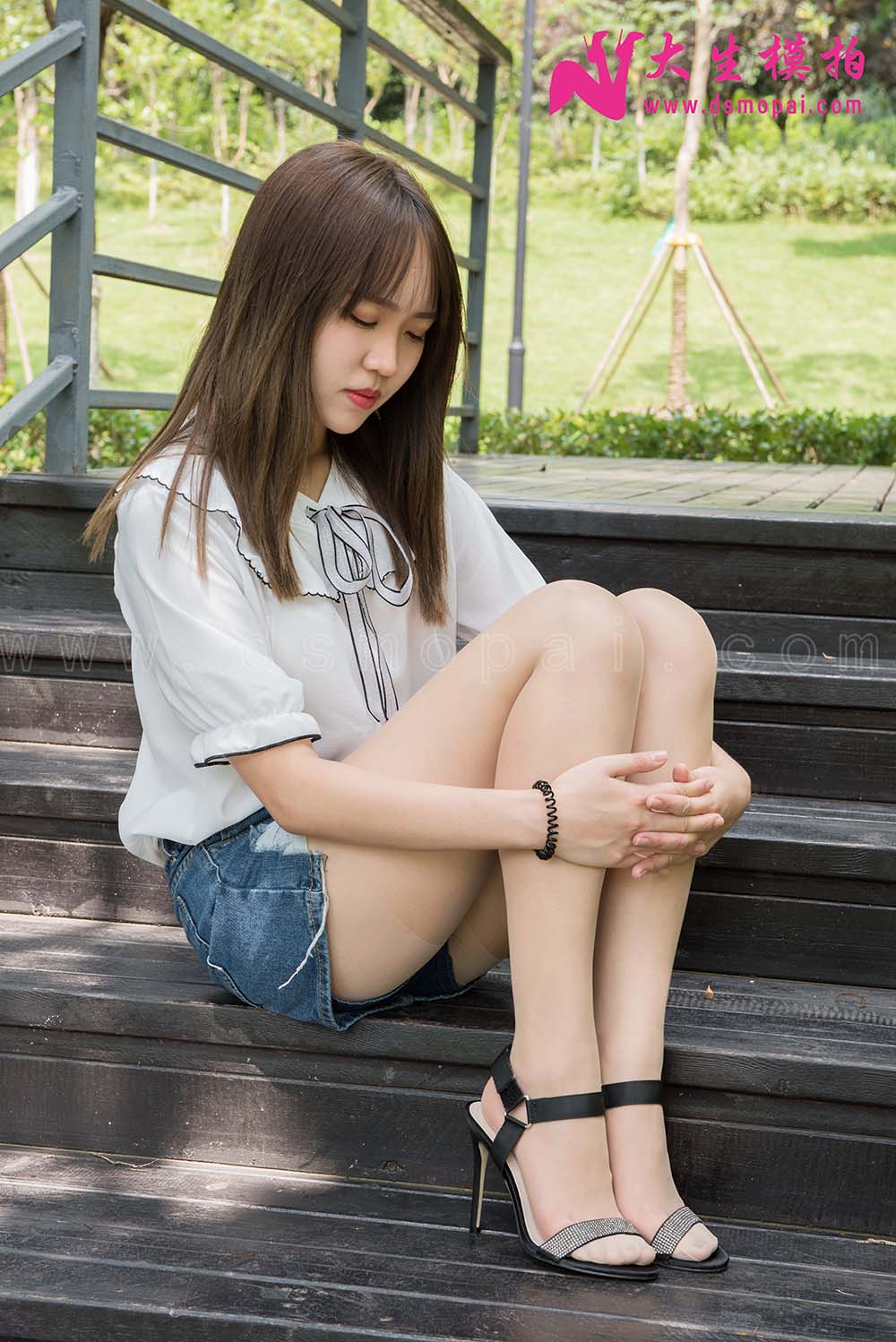 大生模拍 NO.137 婉菱 公园里的短裙肉丝