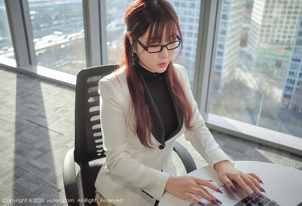 [Xiuren秀人网]XR20200519N02259 2020.05.19 NO.2259 制服熟女 王雨纯 预览图 - 4