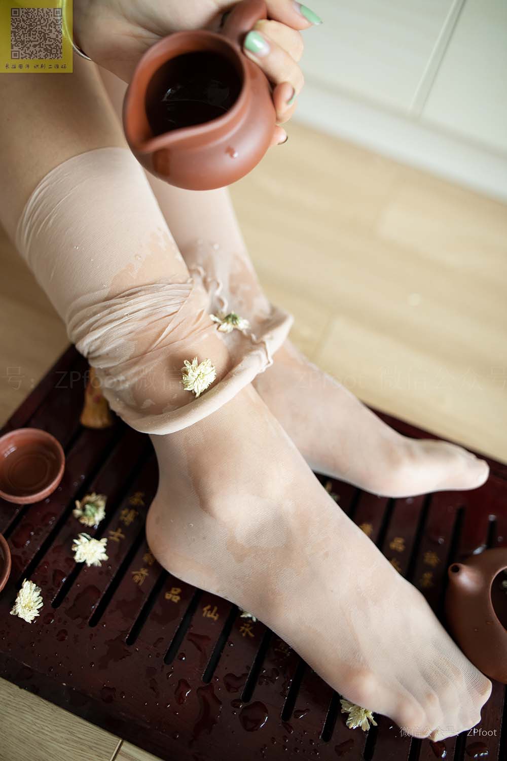 [LSS山茶摄影]NO.126 丝袜泡茶 预览图 - 2