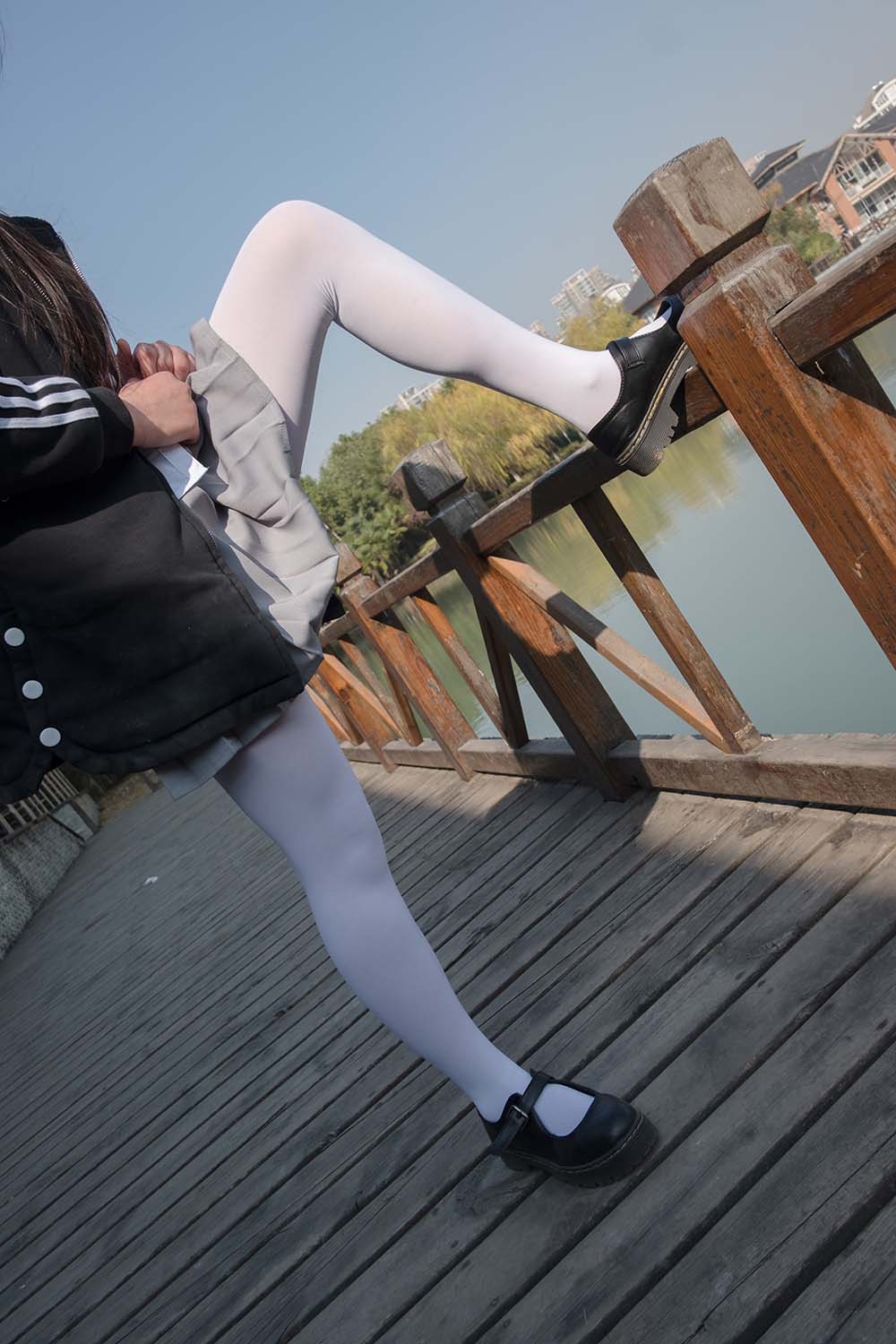 森萝财团写真 BETA-012 户外丝足秀 预览图 - 2