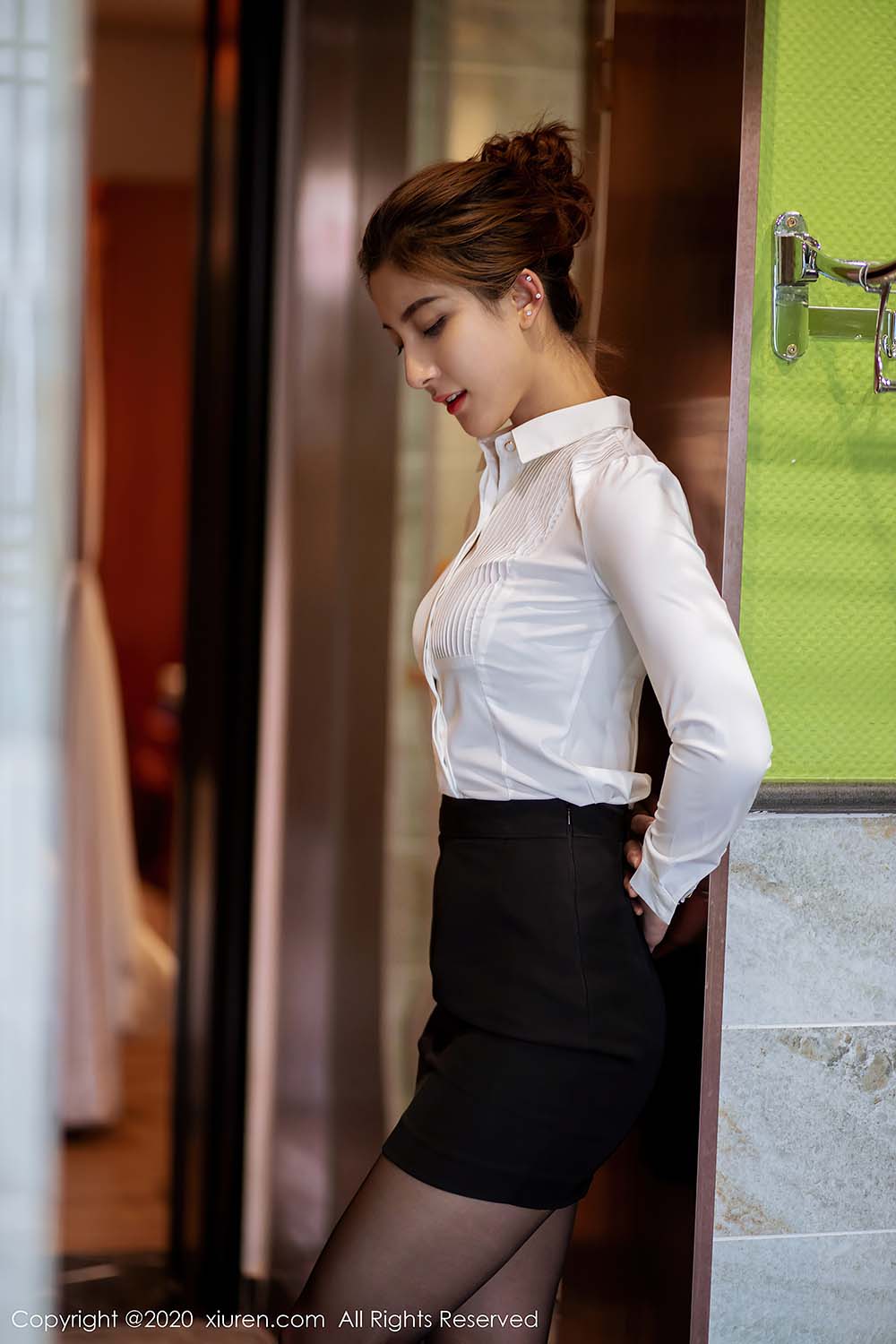 [Xiuren秀人网]XR20200630N02276 2020.06.30 NO.2276 林文文 黑丝嫩模 预览图 - 2