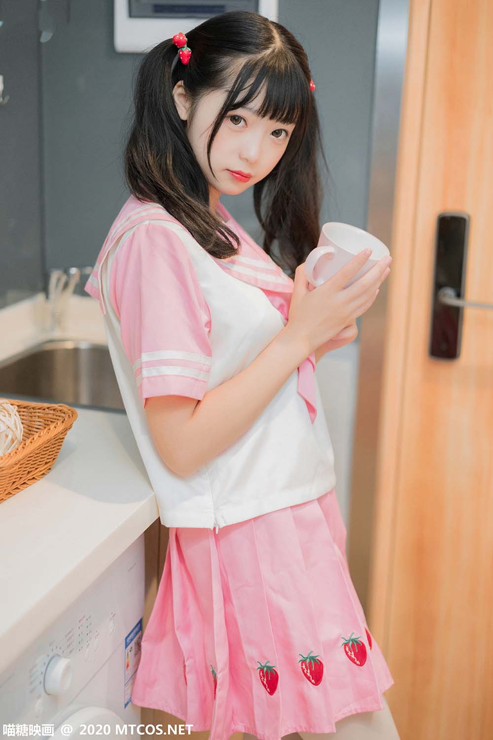 [喵糖映画]VOL.218 草莓美眉 预览图 - 2