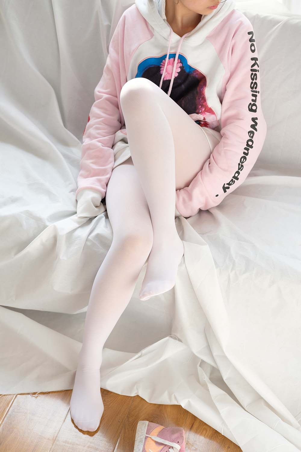 森萝财团写真 X-009 粉嫩粉嫩的丝秀 预览图 - 2