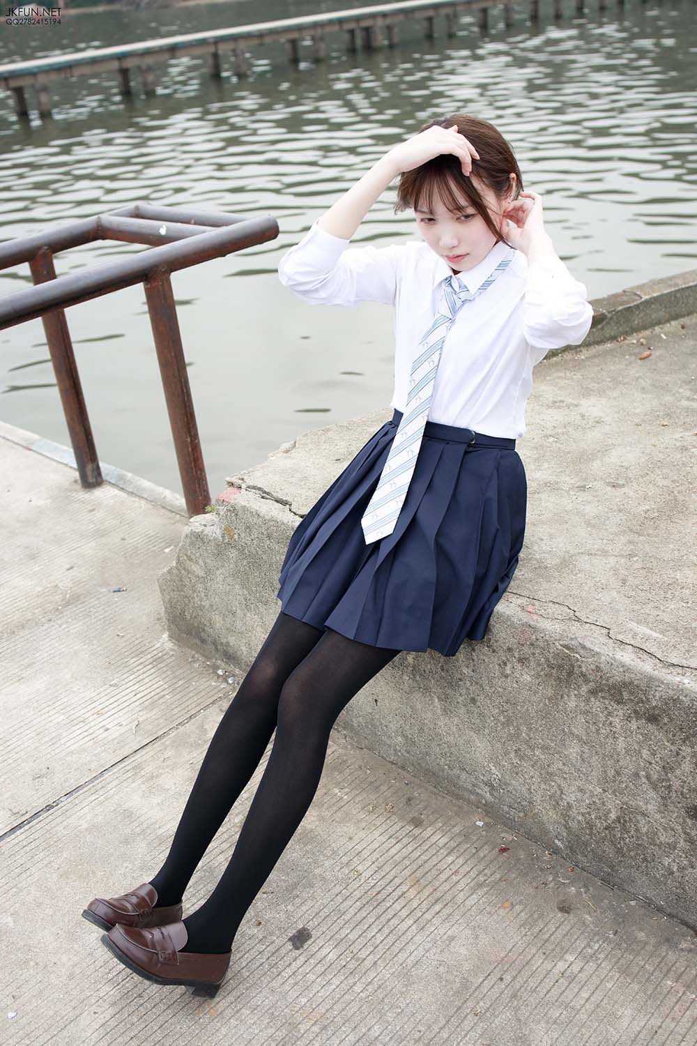 森萝财团写真 JKFUN-006 Aika 日系黑丝 预览图 - 2