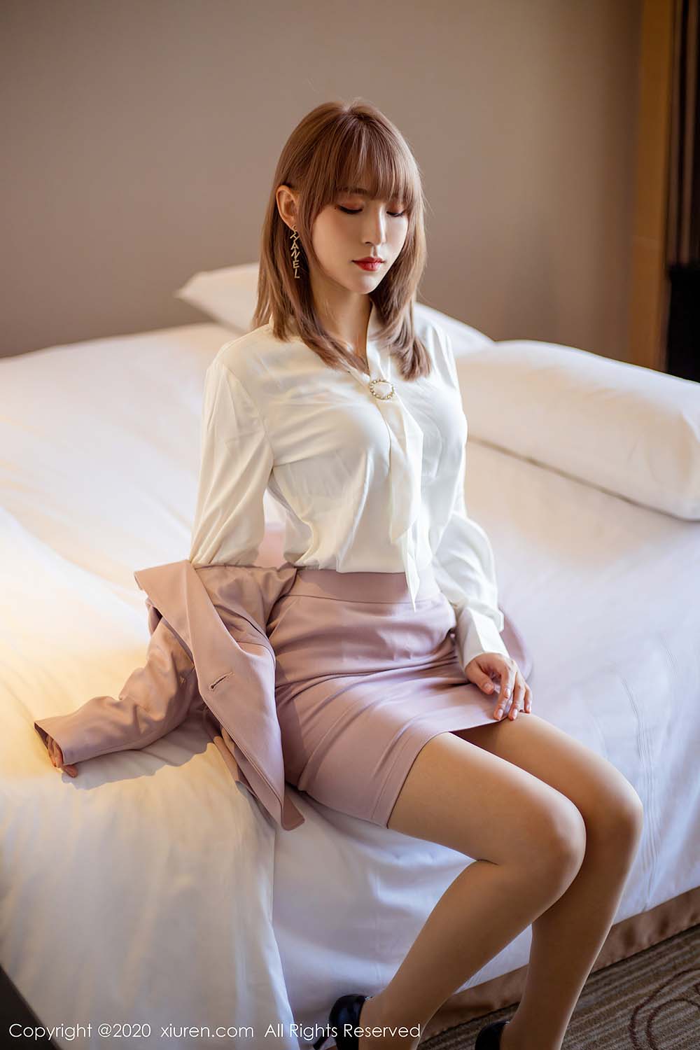 [Xiuren秀人网]XR20200708N02304 2020.07.08 NO.2304 周慕汐fairy 粉色制服 预览图 - 4