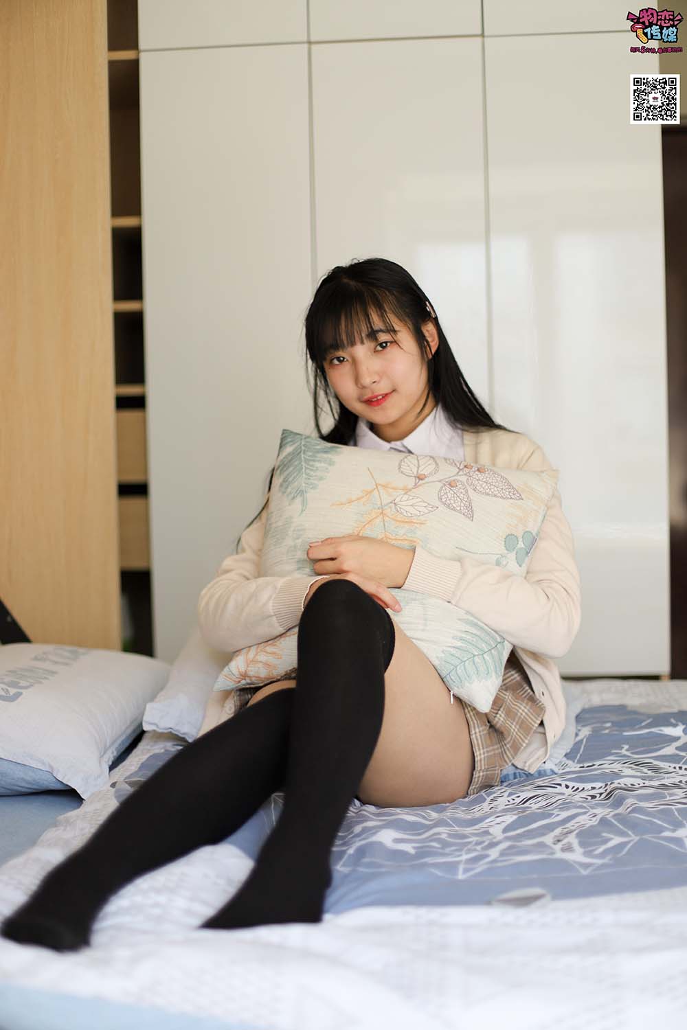 物恋传媒 NO.005 JK制服高中小姐姐，棉袜加丝袜