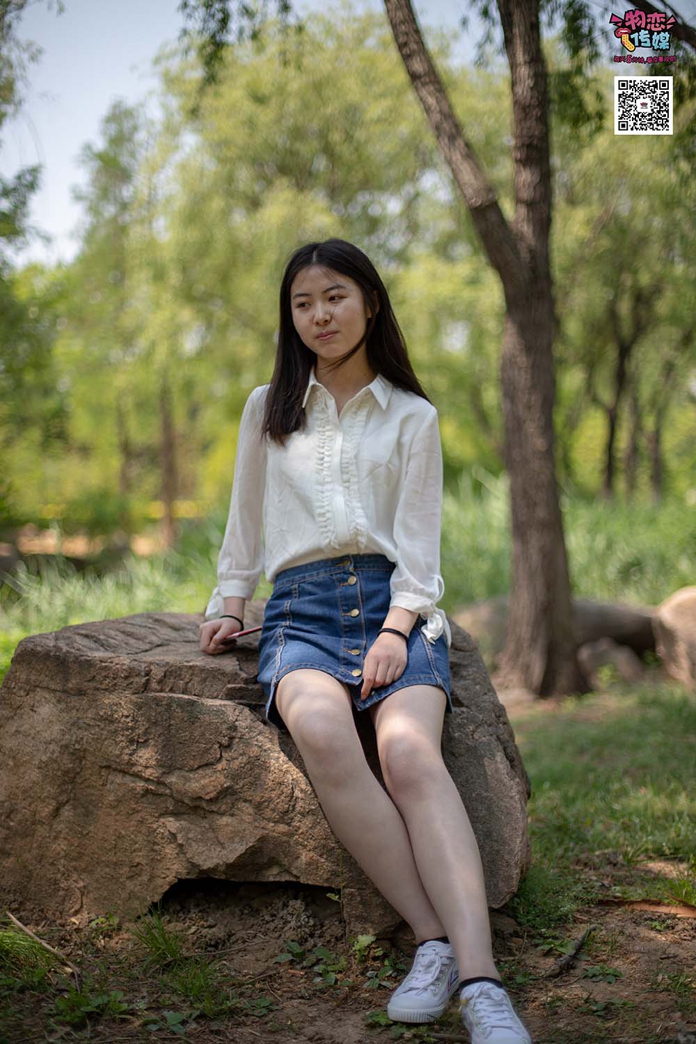 物恋传媒 NO.009 纯纯的邻家小妹哦，小白鞋下藏着什么样的棉袜呢