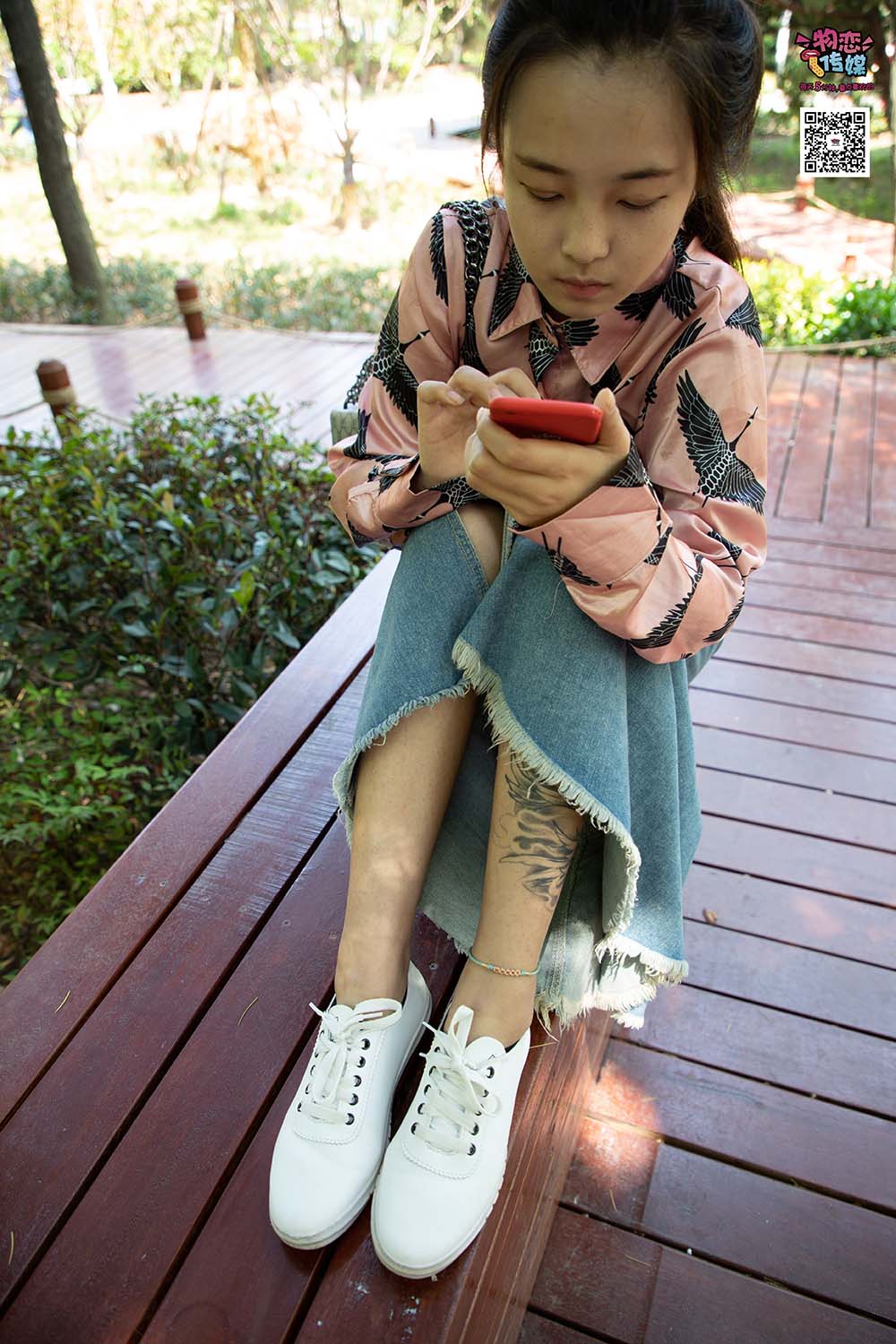 物恋传媒 NO.011 纯纯的邻家小妹,小白鞋搭配黑色船袜,清凉一夏
