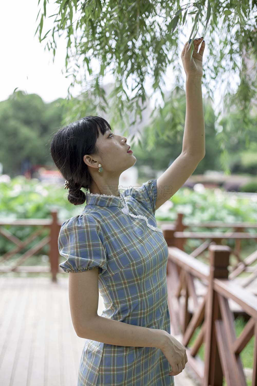 [SiHua思话]SH173 诗诗__旗袍肉丝女孩逛公园 预览图 - 2