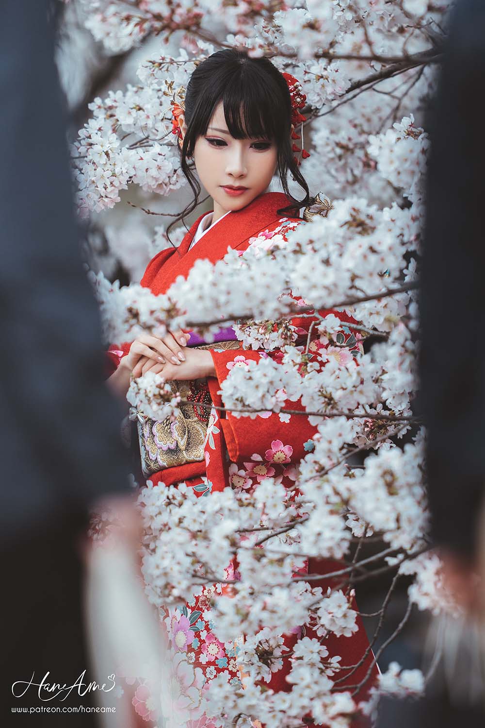 Hane Ame 雨波写真 – 赤紅和服