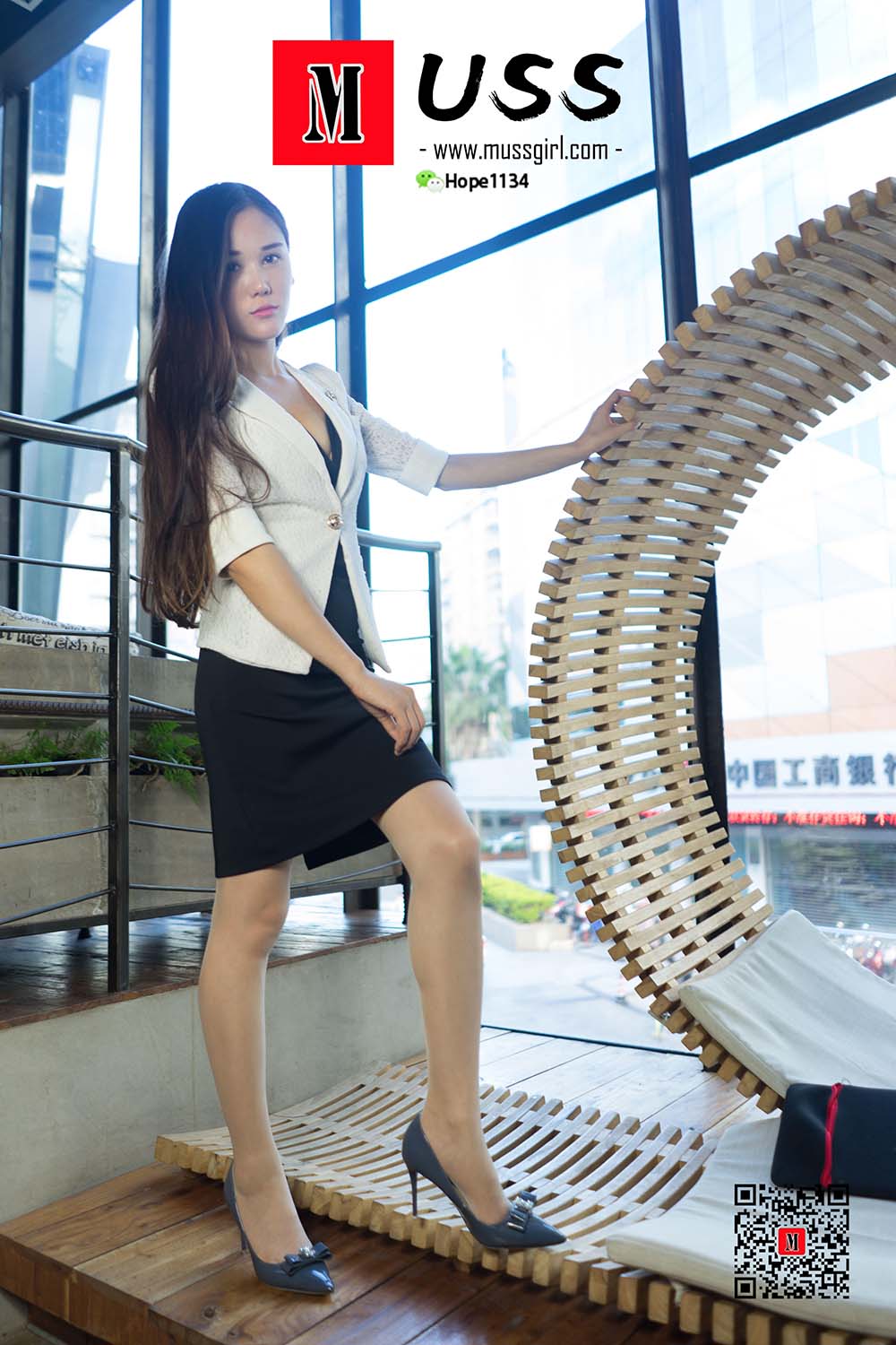 [MussGirl慕丝女郎]NO.065 慵懒的躺在咖啡厅玩手机