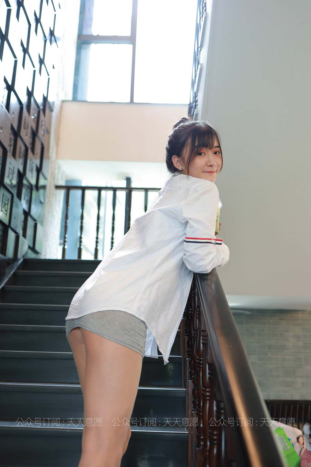 [IESS异思趣向] 2021.05.08 丝享家798：秋秋《性感包臀裙》 预览图 - 2