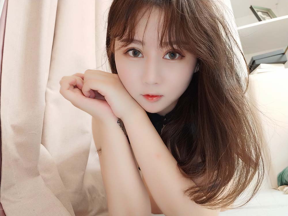 蜜桃少女是依酱呀 – 绑带内衣 预览图 - 2