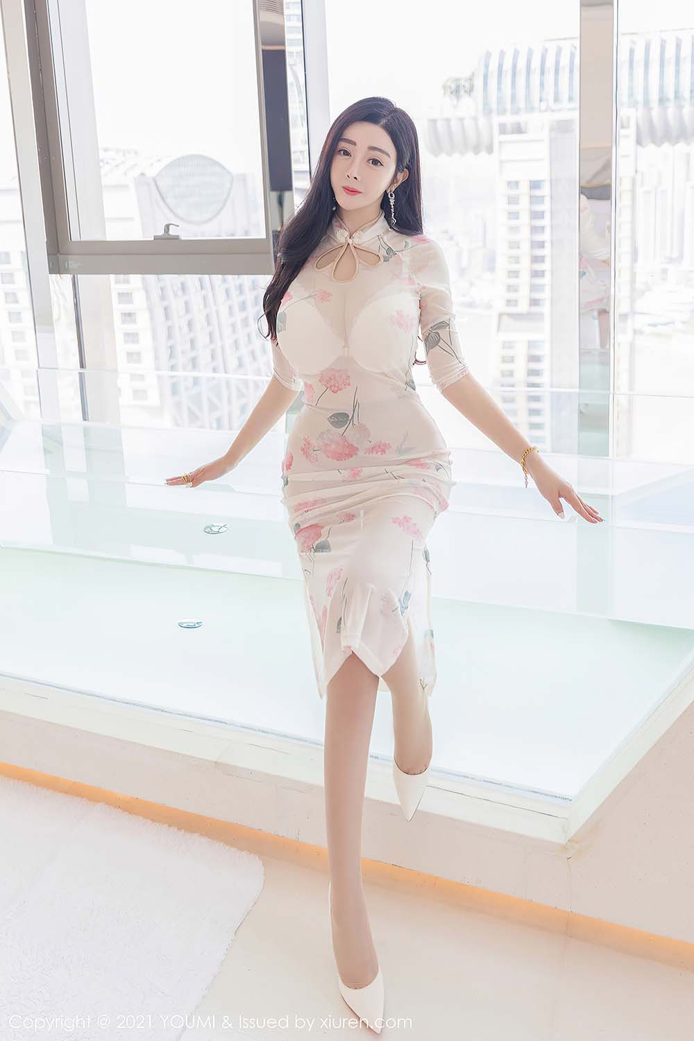 [YouMi尤蜜荟]2021.10.18 VOL.706 洁雅多姿的古典旗袍与极致丝袜 允爾 预览图 - 5