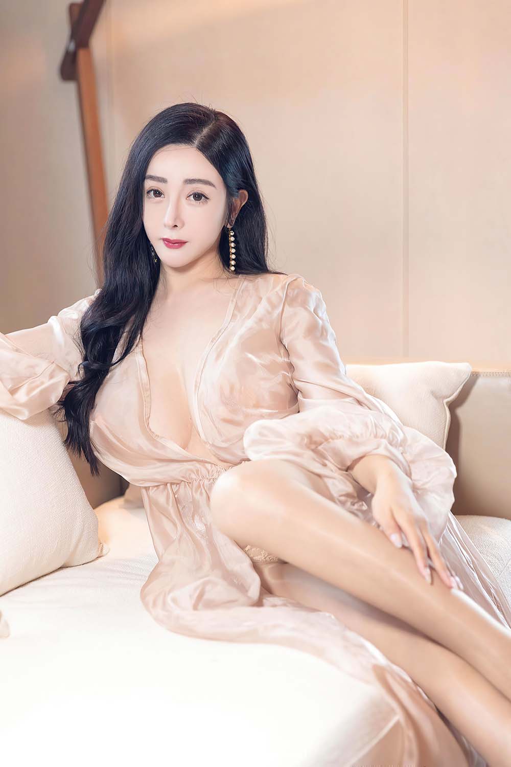 [Xiuren秀人网]2021.10.27 NO.4129 轻薄绚丽多姿的服饰勾勒出娇柔身段 允爾 预览图 - 4