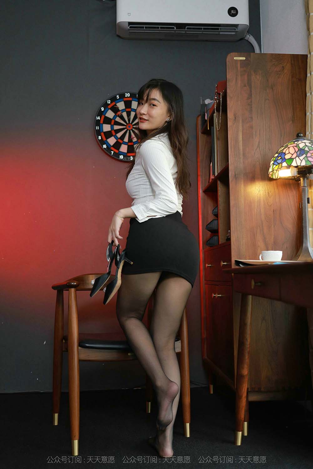 [IESS异思趣向] 2021.08.24 丝享家899：秋秋《企划部OL美女》 预览图 - 2