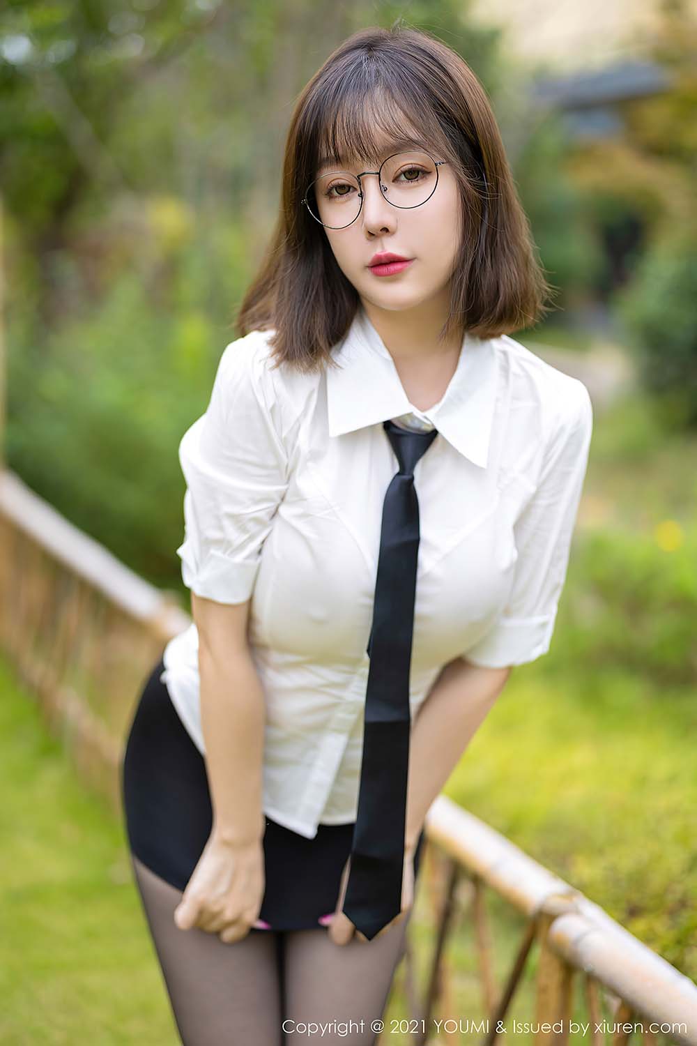 [YouMi尤蜜荟]2021.11.12 VOL.717 经典的白衬衫黑丝眼镜熟女OL 王雨纯 预览图 - 5