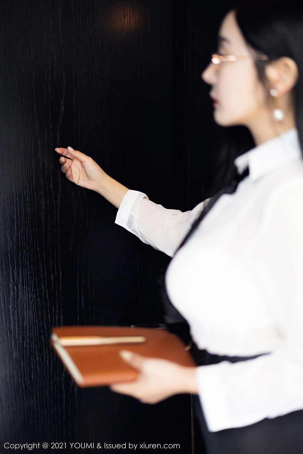 [YouMi尤蜜荟]2021.11.26 VOL.723 职业装服饰与极致魅惑黑丝 允爾 预览图 - 4