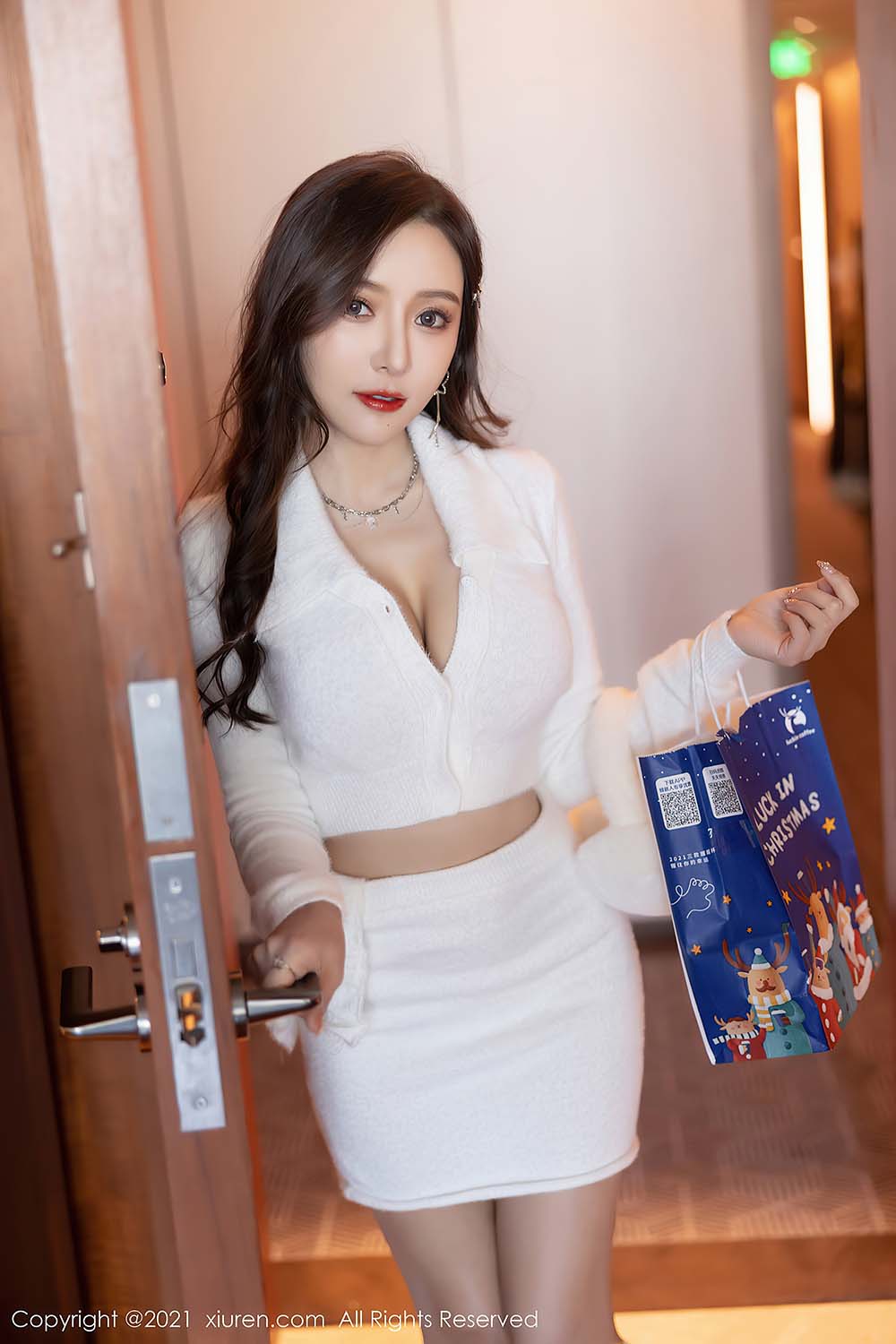 [Xiuren秀人网]2021.12.20 NO.4359 圣诞节主题写真 王馨瑶yanni 预览图 - 2