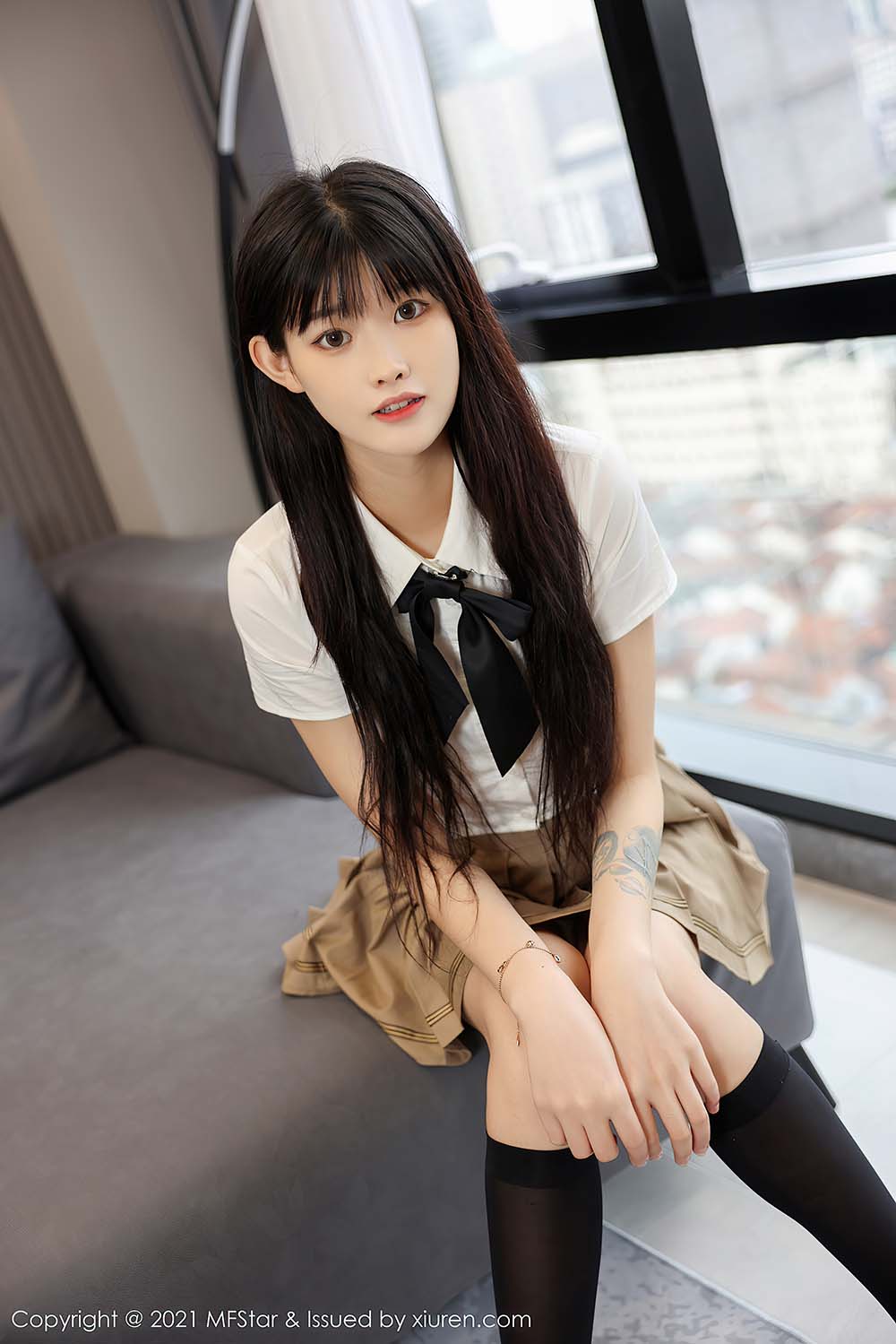 [MFStar模范学院]2021.12.10 VOL.546 短款白T搭配黑丝 77qiqi 预览图 - 2