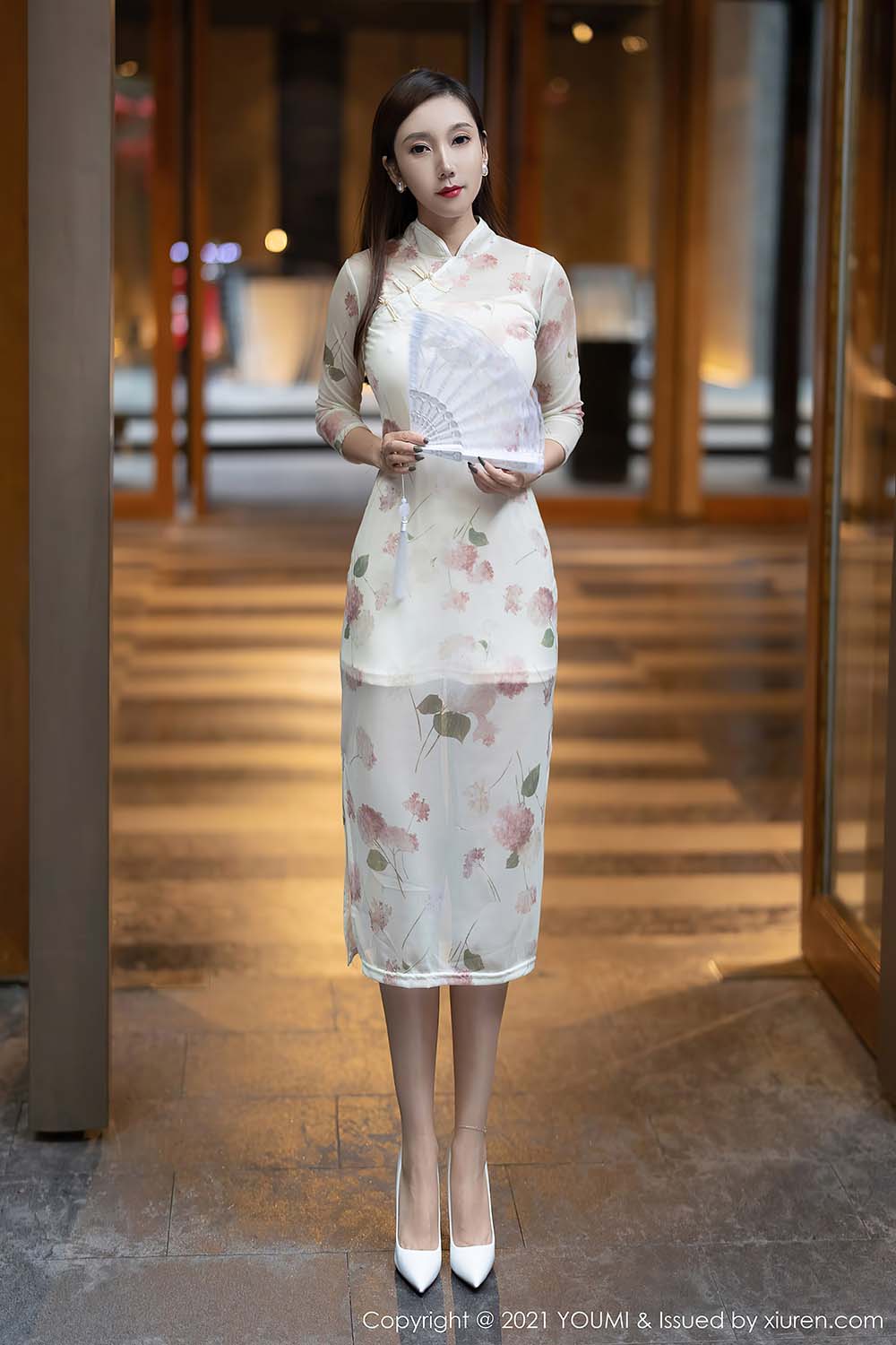 [YouMi尤蜜荟]2021.12.20 VOL.732 米白色带花纹旗袍 艾静香 预览图 - 3
