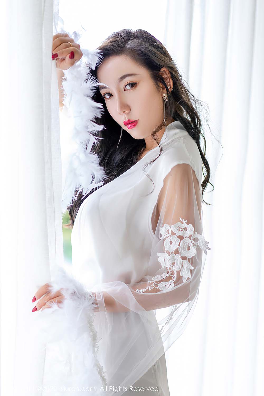 [Xiuren秀人网]2022.01.04 NO.4420 性感白色礼服搭配白色高跟 艾静香 预览图 - 2