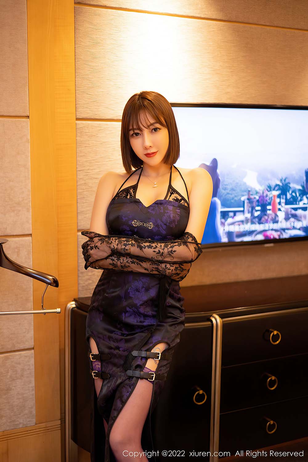 [Xiuren秀人网]2022.01.05 NO.4422 紫色长裙搭配透明紫色丝袜 果儿Victoria 预览图 - 3