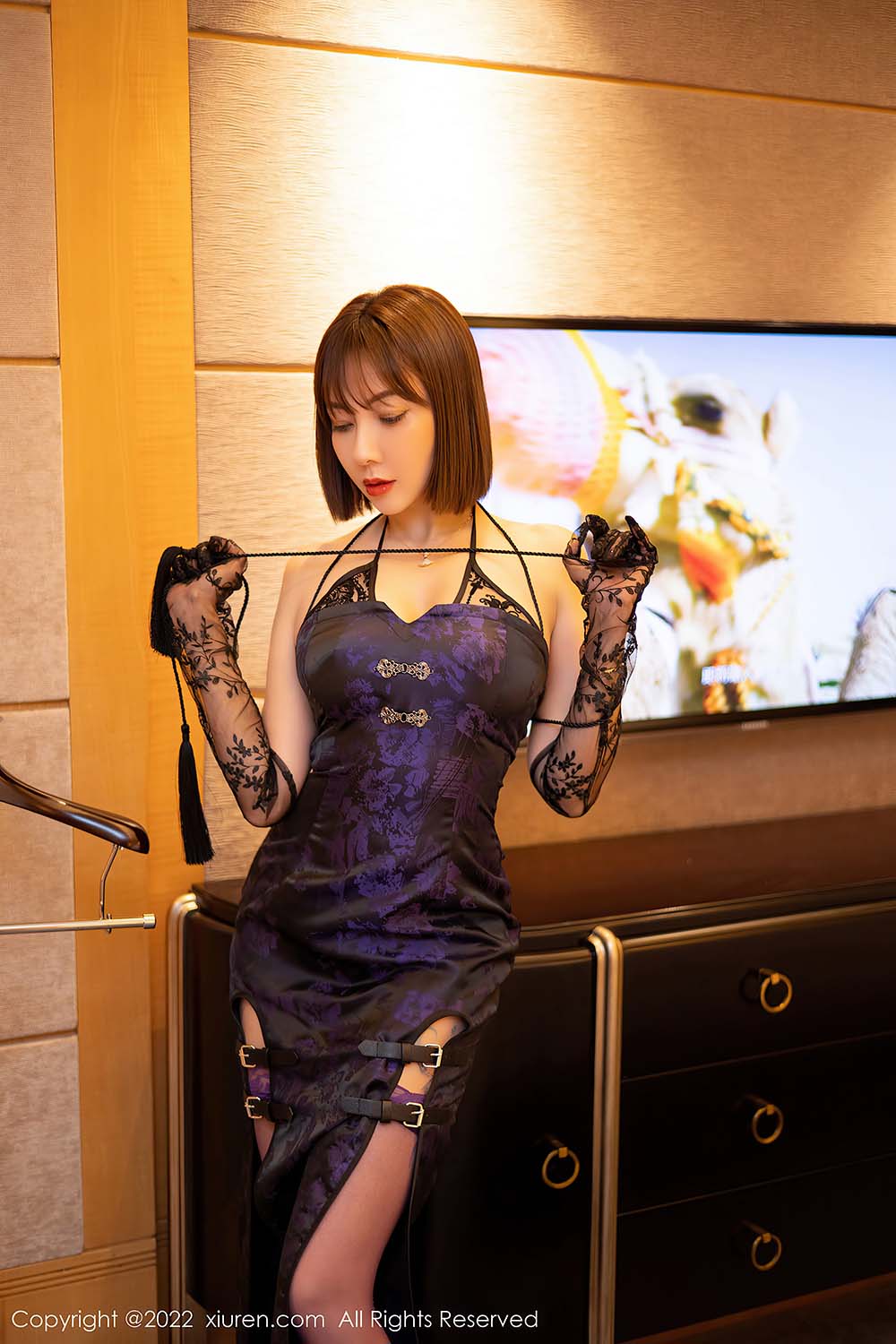 [Xiuren秀人网]2022.01.05 NO.4422 紫色长裙搭配透明紫色丝袜 果儿Victoria 预览图 - 4