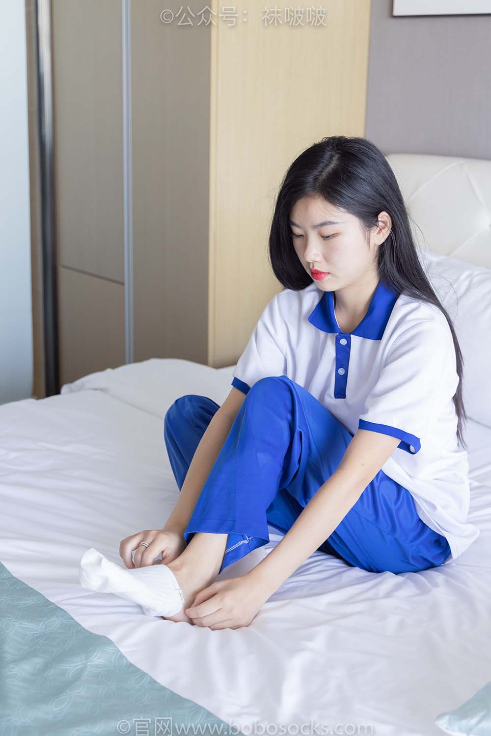 [BoBoSocks袜啵啵]NO.039 小奶熊-校服、vans帆布鞋、短白棉袜、裸足 预览图 - 2