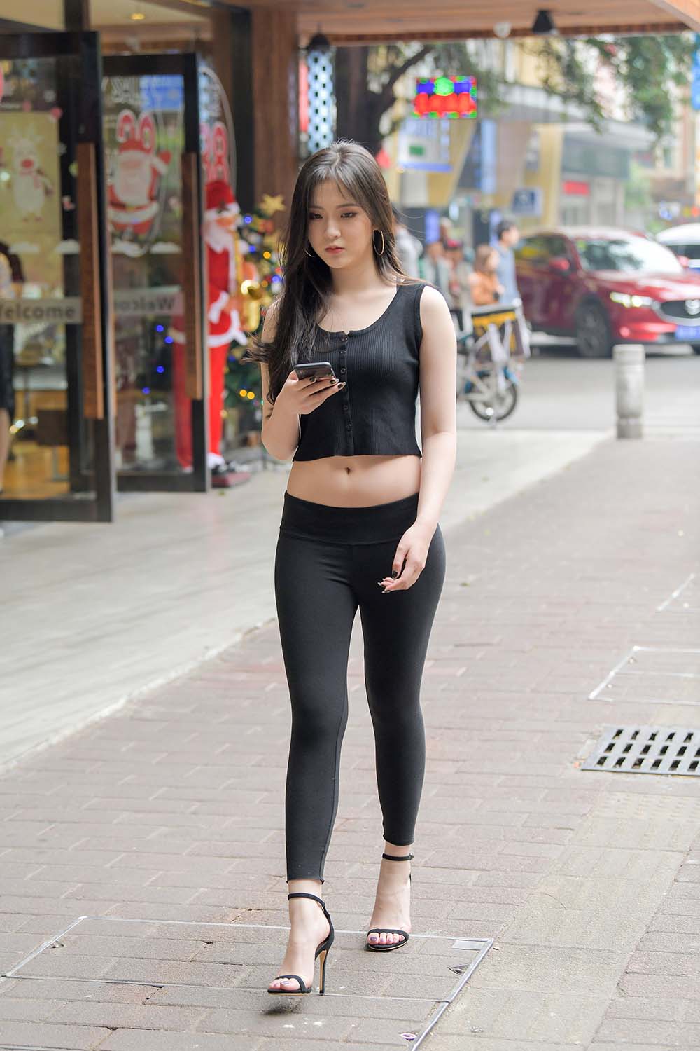 精选街拍作品 NO.0053 天使面容紧身弹力裤高跟美足高清原图