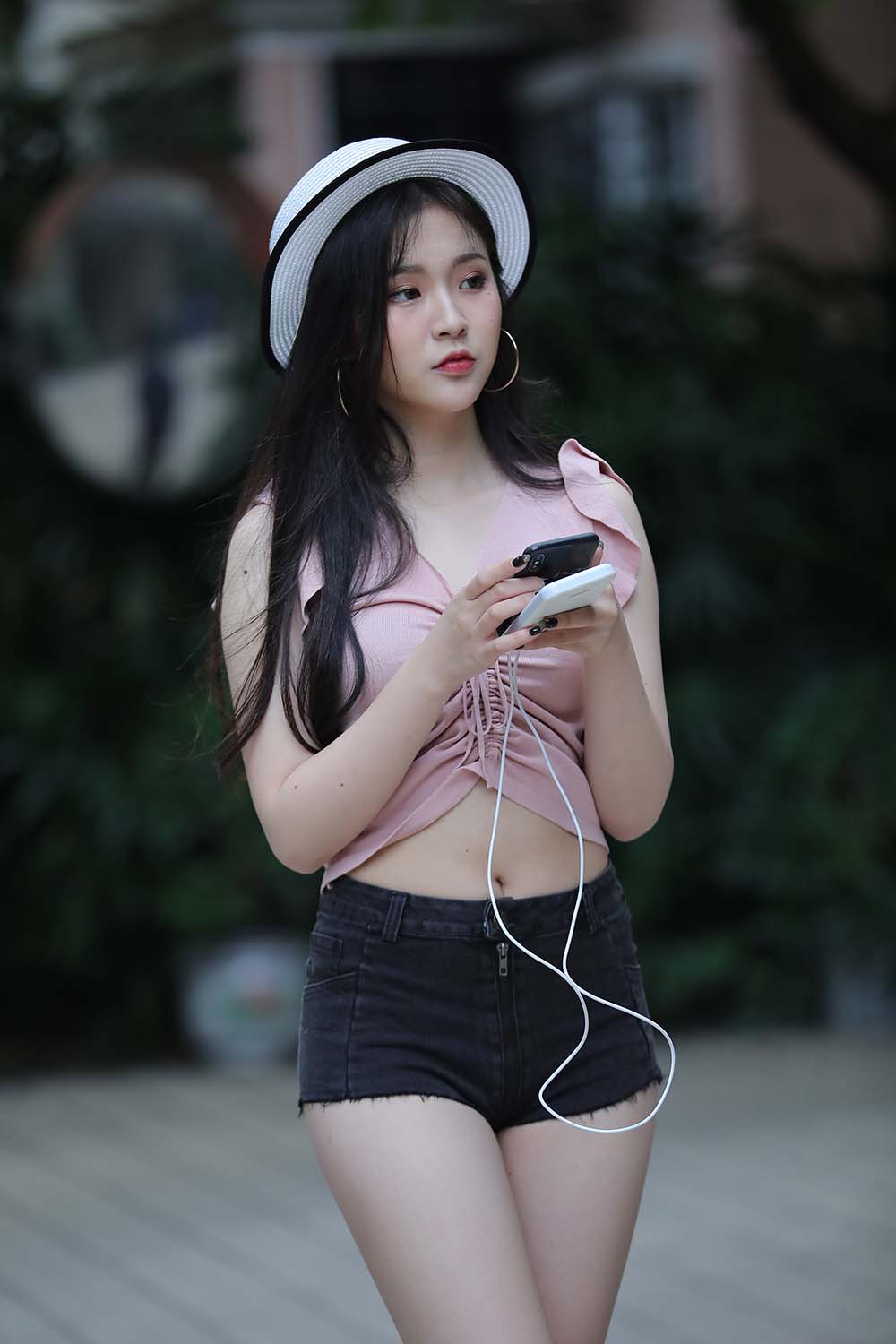 精选街拍作品 NO.0081 粉衣超短裤白色帽子美女高清原图
