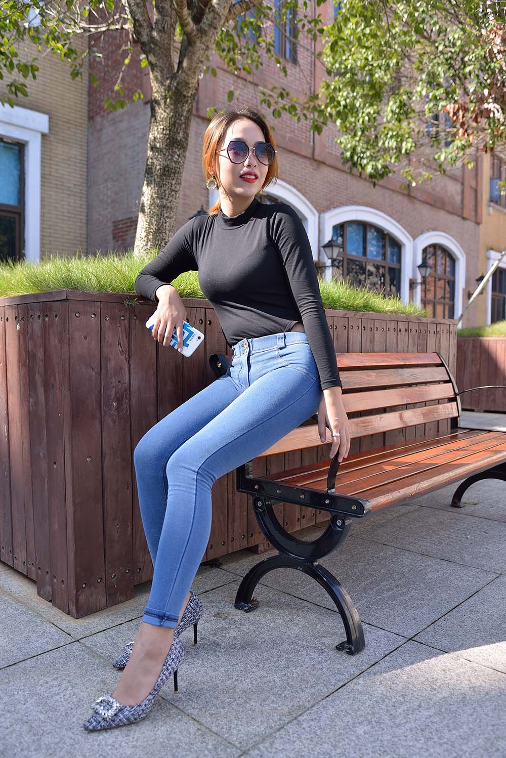 精选街拍作品 NO.0084 紧身牛仔美女原图 预览图 - 2