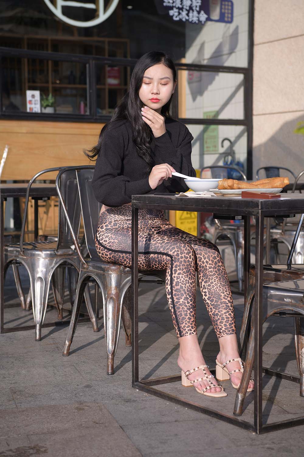 精选街拍作品 NO.0200 豹纹紧身裤