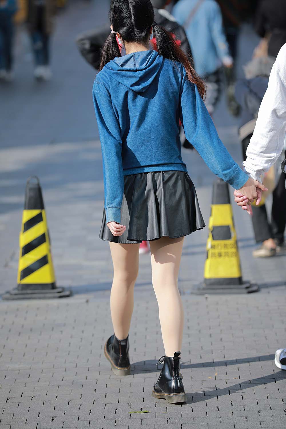 精选街拍作品 NO.0558 四九城嘎子街拍作品 – 皮裙肉丝女友 预览图 - 2