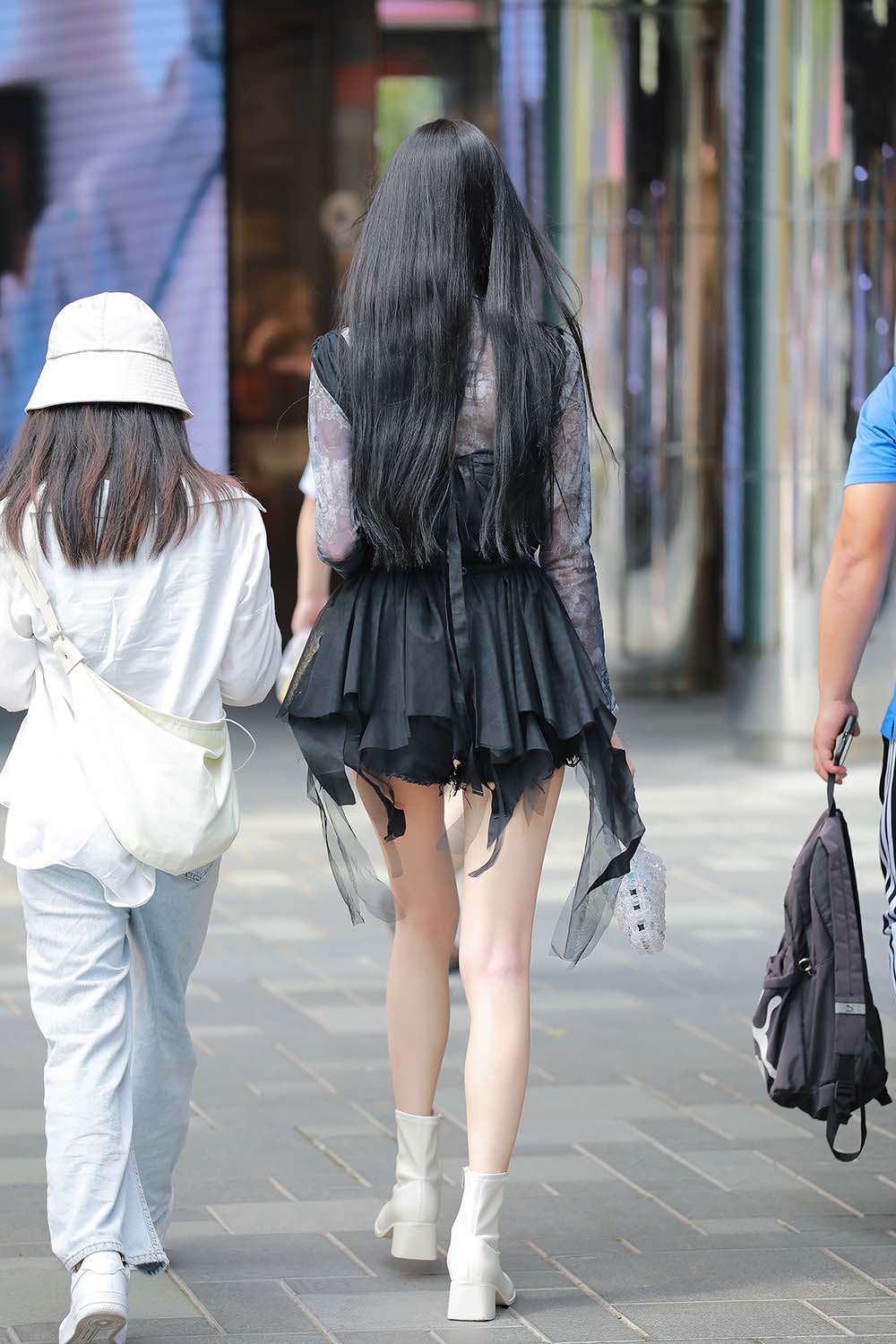 精选街拍作品 NO.0610 四九城嘎子街拍作品 – 性感热裤美腿小姐姐 预览图 - 2