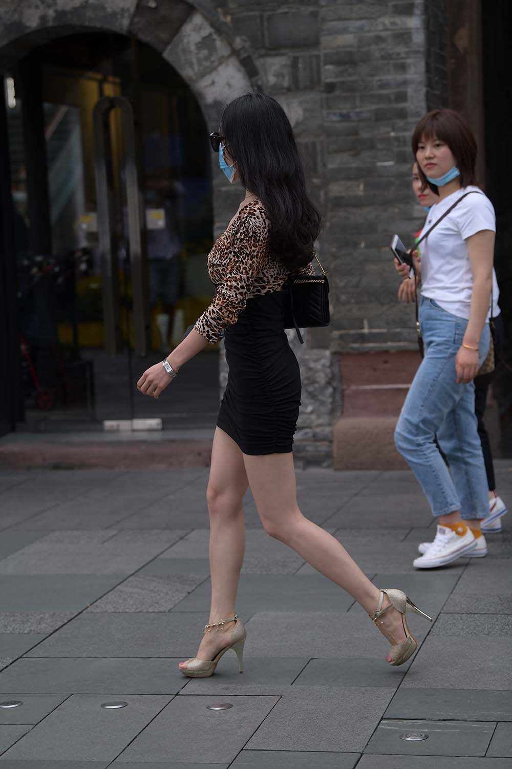 精选街拍作品 NO.0779 视觉冲击街拍作品 – 性感豹纹好身材熟女