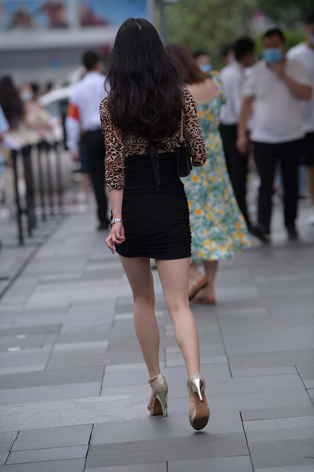 精选街拍作品 NO.0779 视觉冲击街拍作品 – 性感豹纹好身材熟女 预览图 - 2