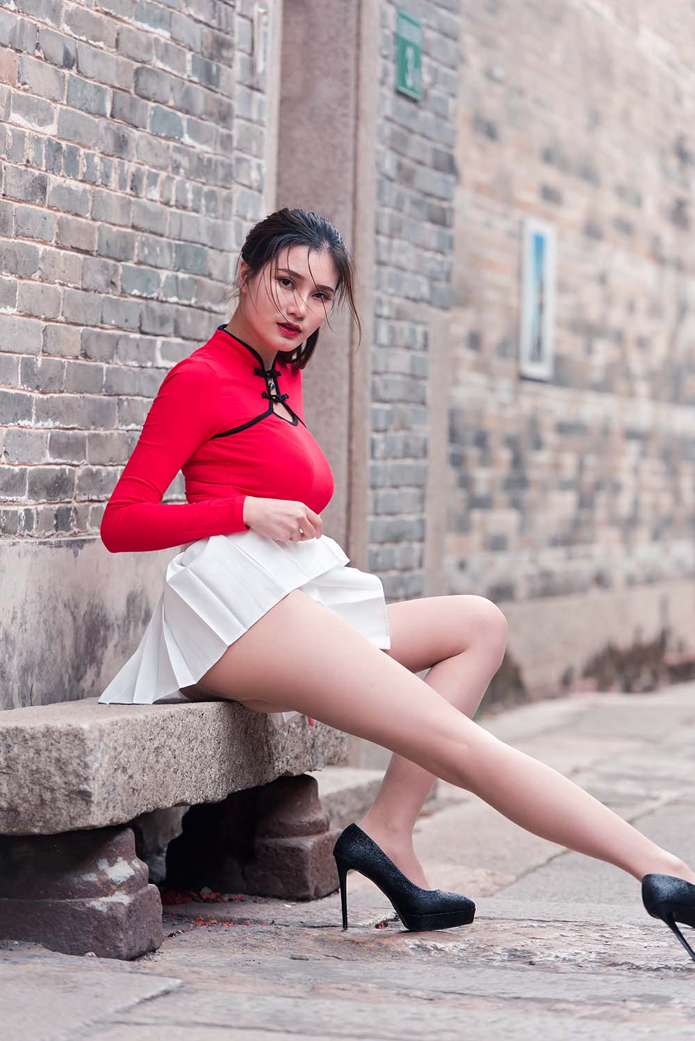 精选街拍作品 NO.0944 御风街拍作品 – 红衣白裙极品丝足美女春光闹古村