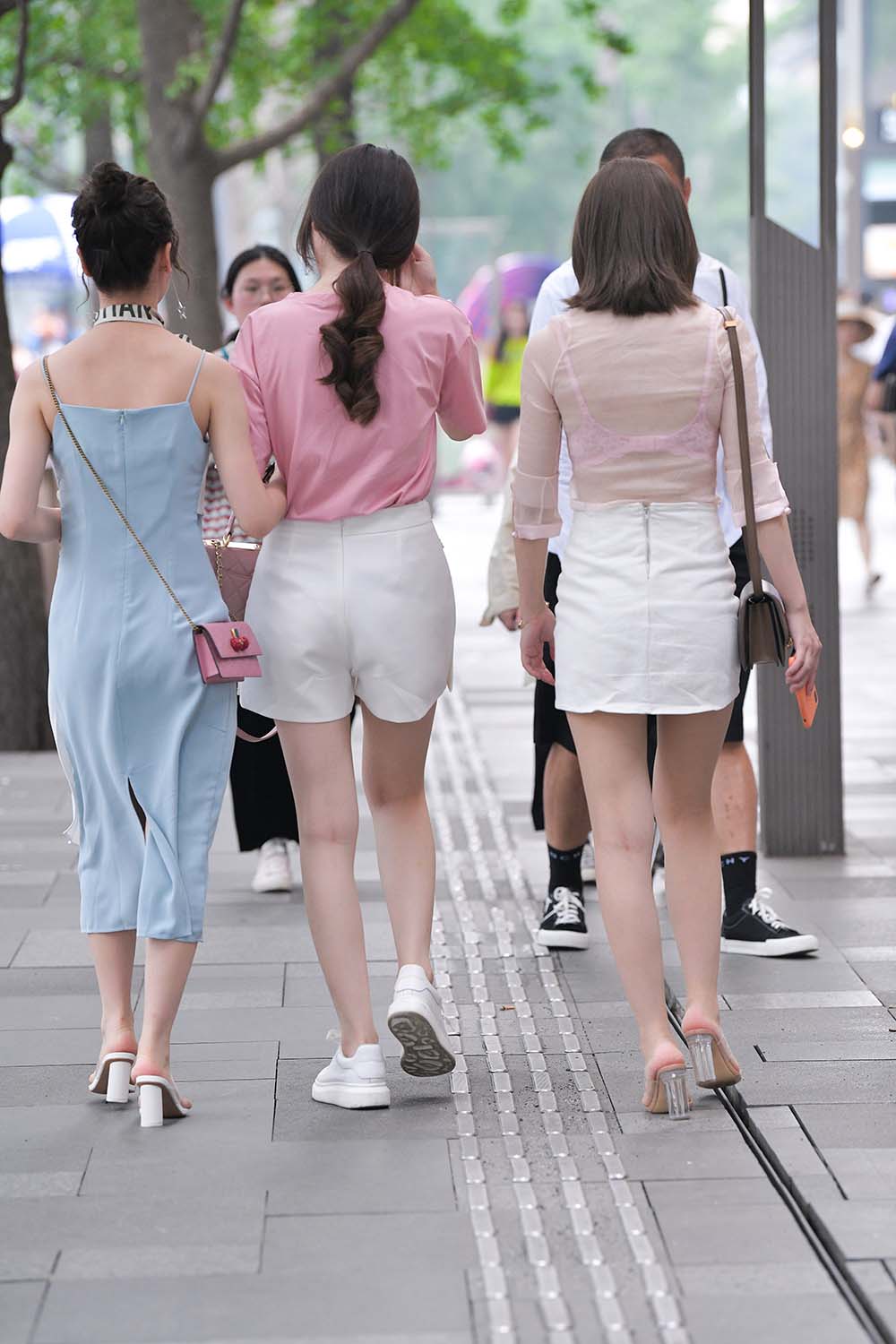 精选街拍作品 NO.1026 摄霸街拍作品 – 三位美女中腿最美的一个小姐姐