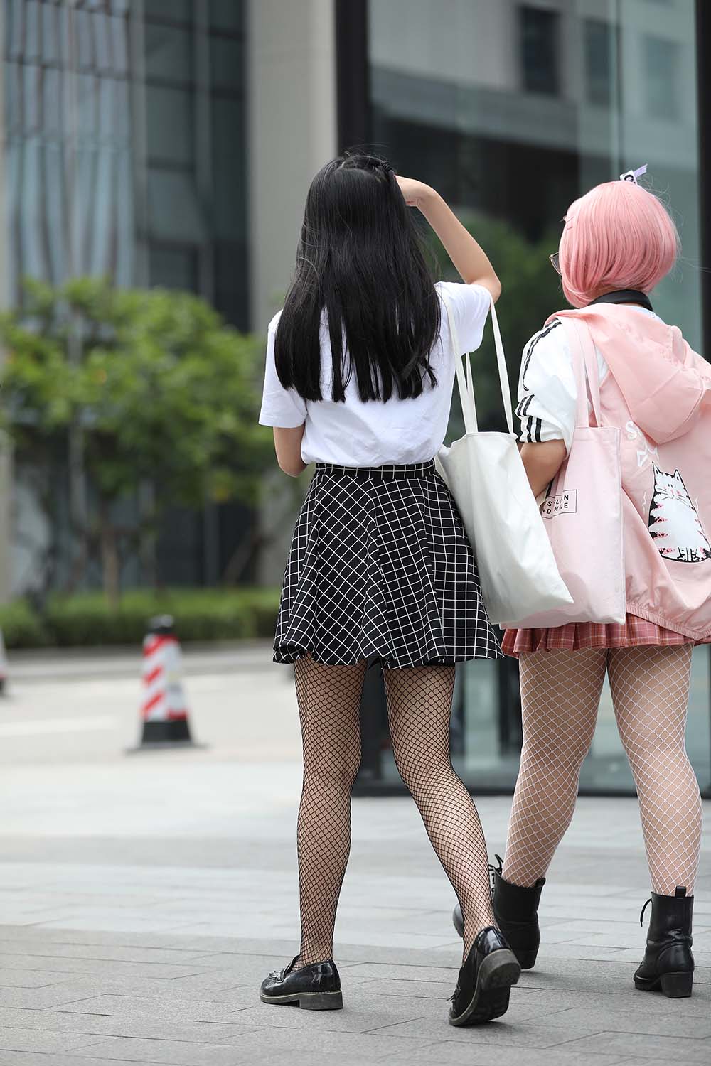 精选街拍作品 NO.1028 辉辉街拍作品 – 网袜可爱美眉 预览图 - 2