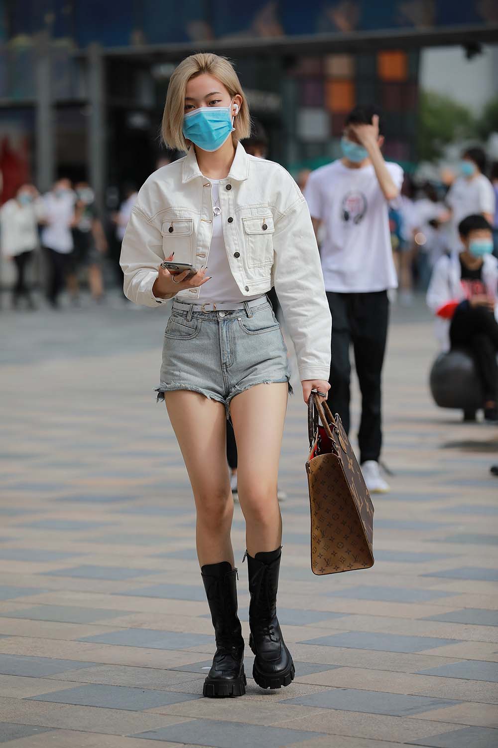 精选街拍作品 NO.1091 玻璃街拍作品 – 浅蓝牛热裤YY小妹 预览图 - 2