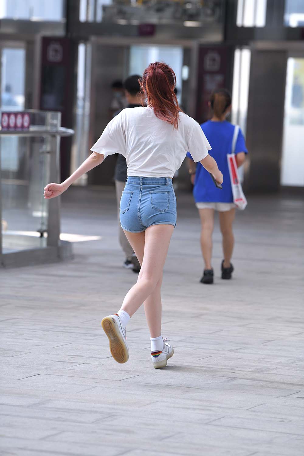 精选街拍作品 NO.1155 紧身热裤美女 预览图 - 2