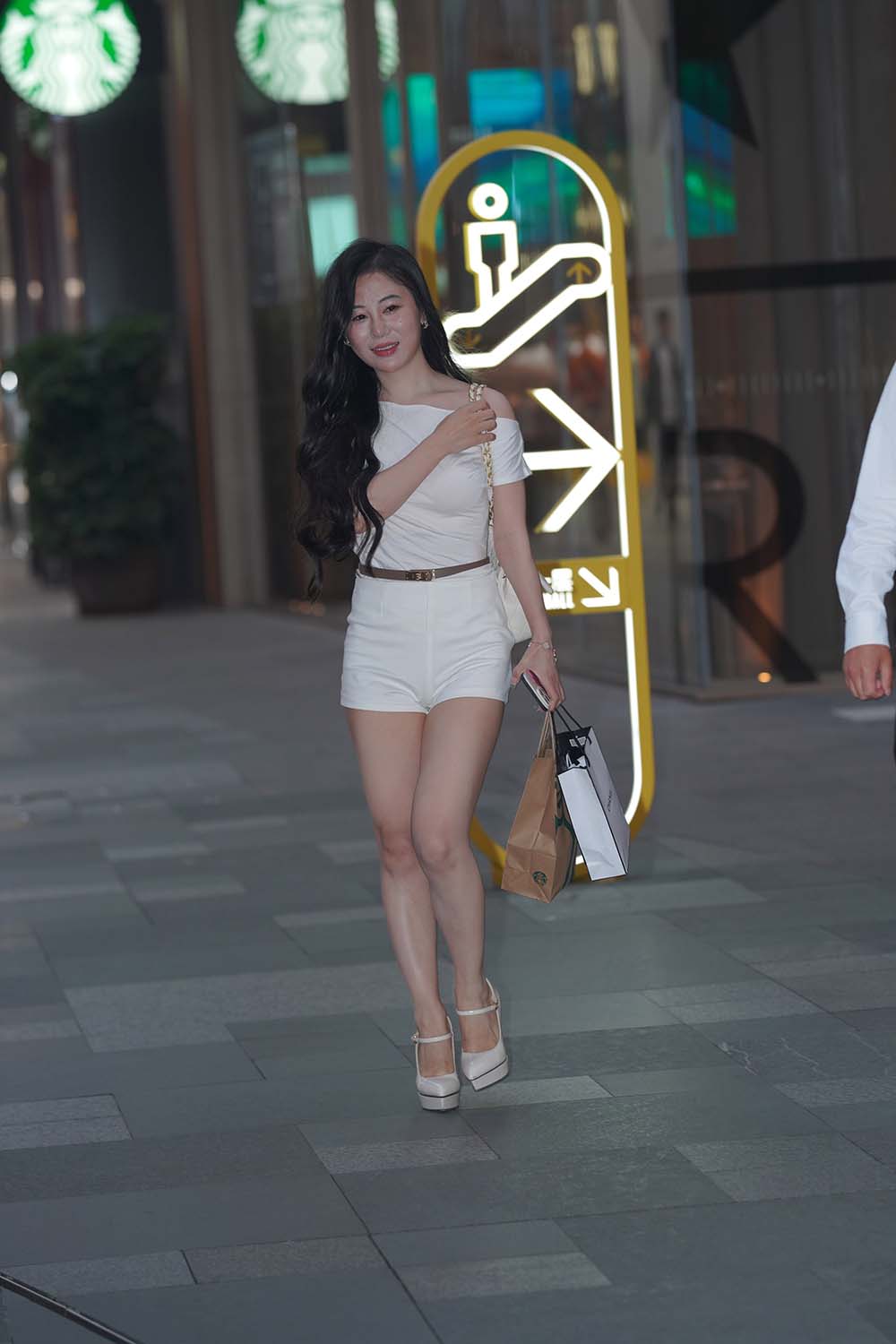 精选街拍作品 NO.1218 天仙白月光成都街拍 预览图 - 2 精选街拍作品 NO.1218 天仙白月光成都街拍 预览图 - 2